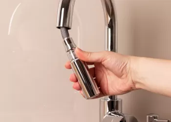 Modern Mutfak Dekorasyonlarının Tamamlayıcısı Çekilebilir Başlıklı Mutfak Bataryaları