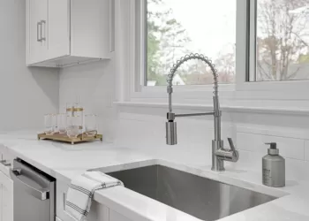 Mutfak Evye Modelleri Beyaz ve Siyah Tasarımlarla Göz Alıcı Seçenekler