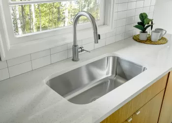 Polisajlı Evye: Mutfaklarda Parlak Dönem